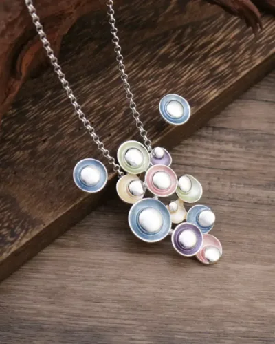 A cute and trendy enamel pendant set