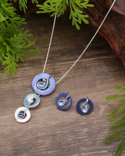 A beautiful enamal pendant set