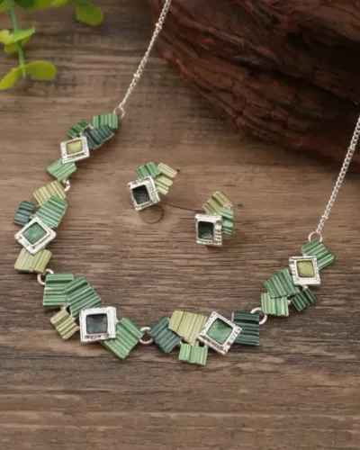 A beautiful enamal pendant set