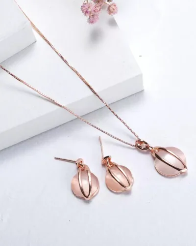 A elegance enamal pendant set
