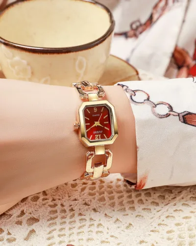 A fashionate women analog watches with meatal strap