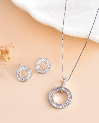 Add this versatile Pendant Chain refined contemporary finish to every look.